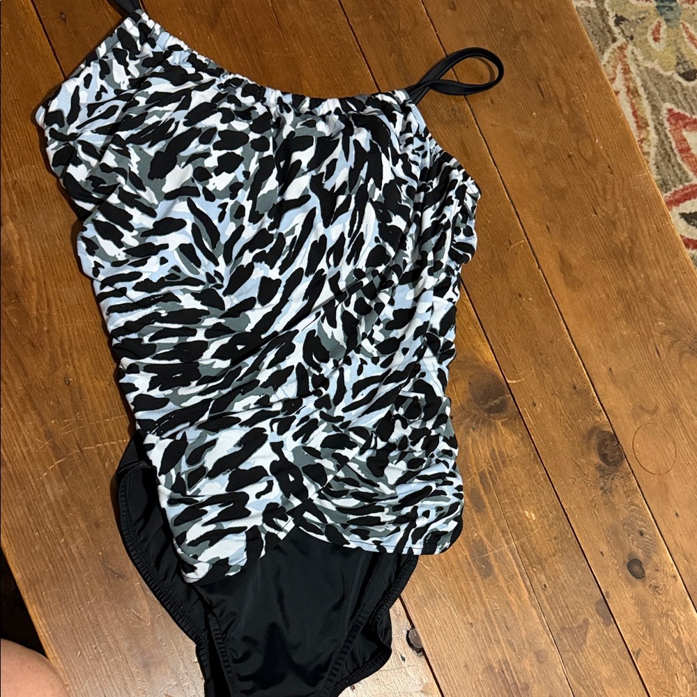 Catalina 12 14 Suddenly Slim Stylish Black and White Womans One Piece Swimsuit